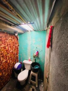 a small bathroom with a toilet and a blue wall at Casa cerca de IRTRA in San Martín Zapotitlán