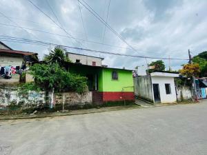 a colorful house on the side of a street at Casa cerca de IRTRA in San Martín Zapotitlán