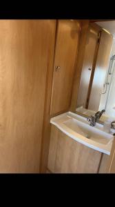 a bathroom with a sink and a mirror at Кемпер дом in Chişinău