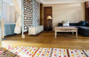 a living room with a couch and a coffee table at El cuarto AZUL in Urrugne