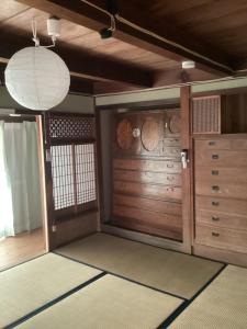 a room with a room with wooden cabinets and a room with at 心のふれあい民泊 in Shimanto