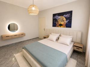 a bedroom with a large bed and a mirror at Maison élégance in Tizi Ouzou