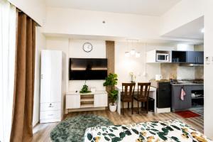 a small apartment with a kitchen and a bedroom at 2 Mins Away from Mactan Cebu Airport in Pusok