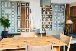 a dining room with a wooden table and chairs at El cuarto AZUL in Urrugne