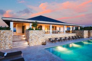 Bazén v ubytování Sailrock South Caicos - Oceanview Villas & Suites nebo v jeho okolí