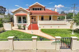 a house with a fence in front of it at Llewoh on Crofton in Echuca