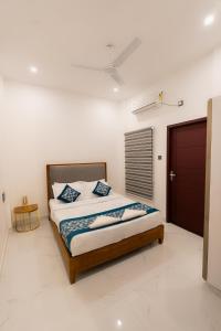 a bedroom with a bed in a room at Rivera Residency , Kazhakuttom in Murukkumpuzha