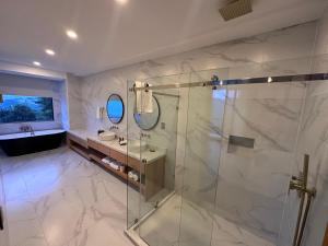 ein Badezimmer mit Dusche und Waschbecken in der Unterkunft Hotel Téneka in Xilitla + 22 Fotos