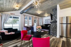a living room with a table and red chairs at Lakefront Couples Retreat in the Poconos in Saylorsburg