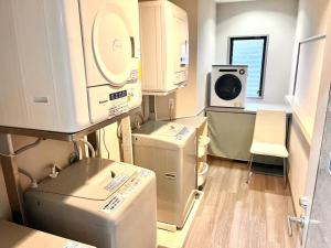 a hospital room with washing machines and a microwave at サンシティーホテル山代 in Kaga