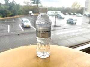 a bottle of water sitting on top of a table at サンシティーホテル山代 in Kaga +16 photos