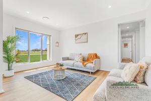 ein Wohnzimmer mit Sofa und Tisch in der Unterkunft Riverside Meadows in Echuca + 18 Fotos