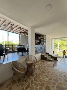 a living room with chairs and a dining room at Casa blue in Rodadero
