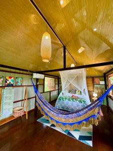 a bed in a hammock in a room at Casa da Arvore Experiencia com cafe da manha e ar condicionado in Santarém
