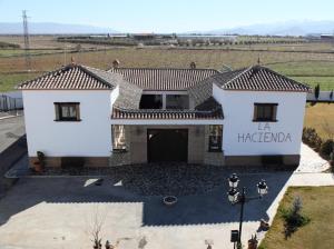 Cette chambre offre une vue sur une maison blanche dotée d'un garage. dans l'établissement La Hacienda del Marquesado, à Albuñán