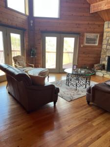 a living room with a couch and a table at Beacon Hill Lake House in Pinnacle