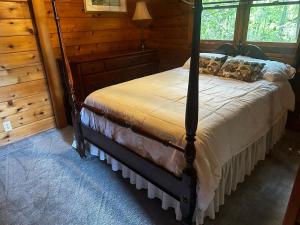 a bedroom with a bed in a log cabin at Beacon Hill Lake House in Pinnacle