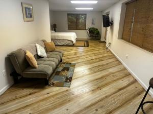 a living room with a couch and a bed at Beacon Hill Lake House in Pinnacle