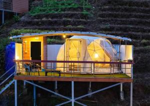 a house with a tent on top of it at MonPhuView MonJam ม่อนภูวิว ม่อนแจ่ม in Mon Jam