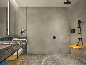 a bathroom with two sinks and a shower at Four Points by Sheraton Shanwei Lufeng in Shanwei +41 photos
