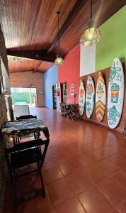 a room with surfboards on the wall at Pousada 4 Elementos Guaruja in Guarujá