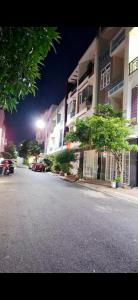 a city street at night with a building at 846 A12 Bùi Thiện Ngộ in Cù Lao Tâu