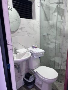 ein Badezimmer mit Toilette, Waschbecken und Dusche in der Unterkunft Hotel Lancan - Pauna, Boyacá in Pauna
