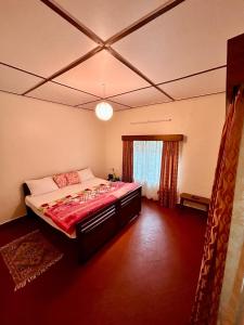 a bedroom with a large bed in a room at Springdale Villa in Kodaikānāl