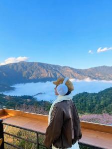 a person is looking at a view of a lake at Homestay 26 Cơ Sở 2 Tà Xùa in Bắc Yên