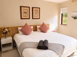 two beds sitting next to each other in a bedroom at Thyme Inn on Greenway in White River +17 photos