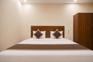 a bedroom with a large bed with a wooden headboard at Hotel Gokul Pride Near Secunderabad Railway station in Hyderabad +19 photos