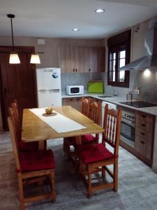 A kitchen or kitchenette at Cal Vibo