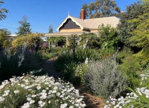 ein Garten mit Blumen vor einem Haus in der Unterkunft Kombacy in Irymple