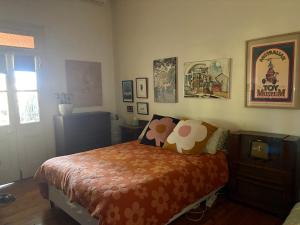 ein Schlafzimmer mit einem Bett und einigen Bildern an der Wand in der Unterkunft Kombacy in Irymple + 4 Fotos