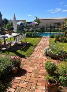 eine Terrasse mit einer Bank, einem Tisch und einigen Pflanzen in der Unterkunft Kombacy in Irymple