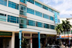 a building with a sign on the side of it at Hotel Ariari Azul in Villavicencio