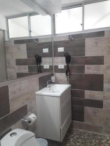 La salle de bains est pourvue d'un lavabo et de toilettes. dans l'établissement Hotel Arthur Brich, à Cúcuta