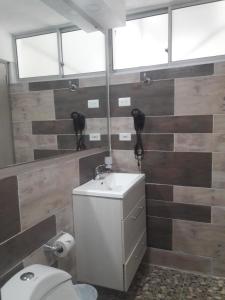 a bathroom with a sink and a toilet at Hotel Arthur Brich in Cúcuta