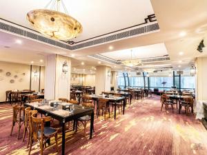 a restaurant with tables and chairs and a large ceiling at 澳門維景酒店 in Macau