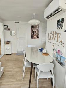 a dining room with a white table and chairs at binna stay 이태원역7분, 독채,테라스,4 Queen Beds, 무료짐보관 , 명동,홍대,서울역,명동 15분 in Seoul +46 photos