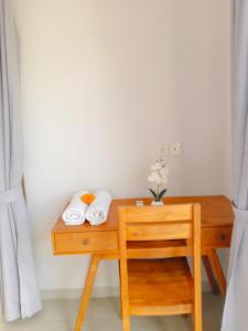 a room with a wooden desk with towels on it at Casagana by Gana Management Canggu in Dalung +4 photos
