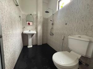 a bathroom with a toilet and a sink at Green View Resort in Ella