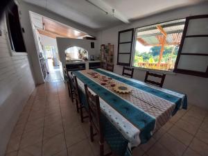a room with a table and chairs and a kitchen at Grande Maison atypique proche du Maïdo in Saint-Paul