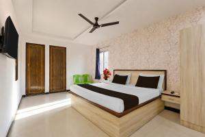 a bedroom with a bed and a ceiling fan at Super Hotel O Gorakhpur Railway Junction Road Golghar Formerly RR Inn in Gorakhpur