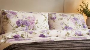 a couch with purple and white pillows on it at Widokówka Karkonoska in Szklarska Poręba