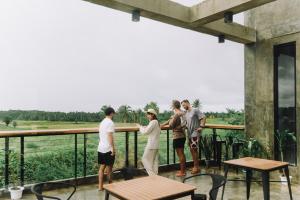 Eine Gruppe von Menschen steht auf einem Balkon in der Unterkunft Lungga in General Luna