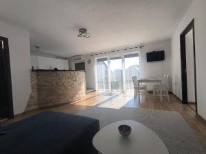 a living room with a table and a dining room at Aero Comfort Apartment in Cluj-Napoca