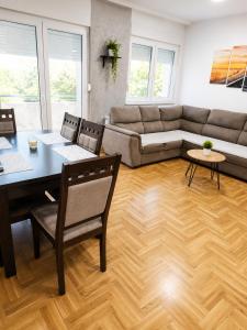 a living room with a table and a couch at Lux apartman Ub II in Ub