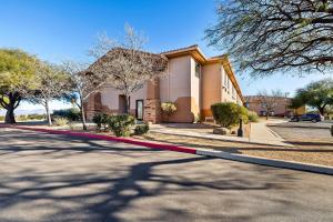 a building on a street with a red curb at Comfort Inn Benson near Kartchner Caverns in Benson