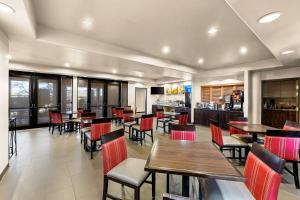 a restaurant with tables and chairs and a bar at Comfort Inn Benson near Kartchner Caverns in Benson